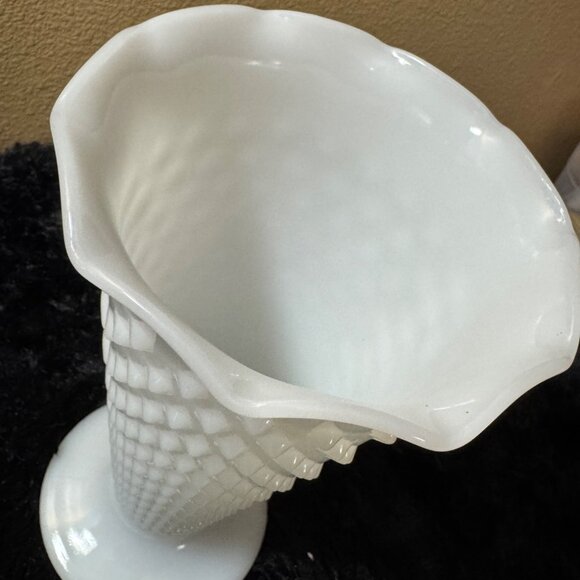 Vintage 9" White Hobnail Milk Glass Vase With Scalloped Edge - Picture 6 of 7